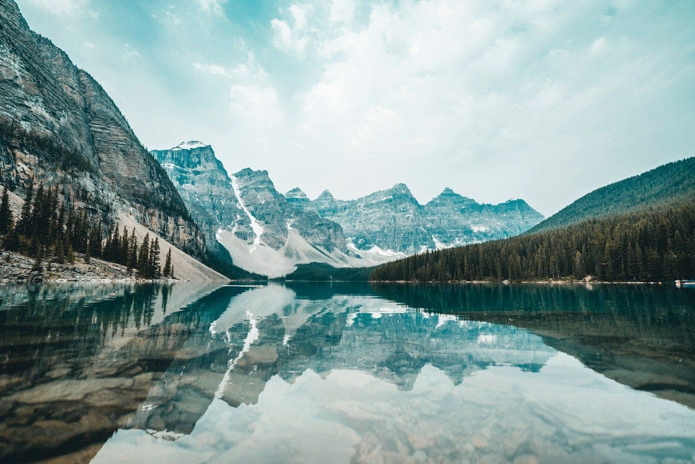 El lago Moraine rodeado de montañas en las Rocosas canadienses