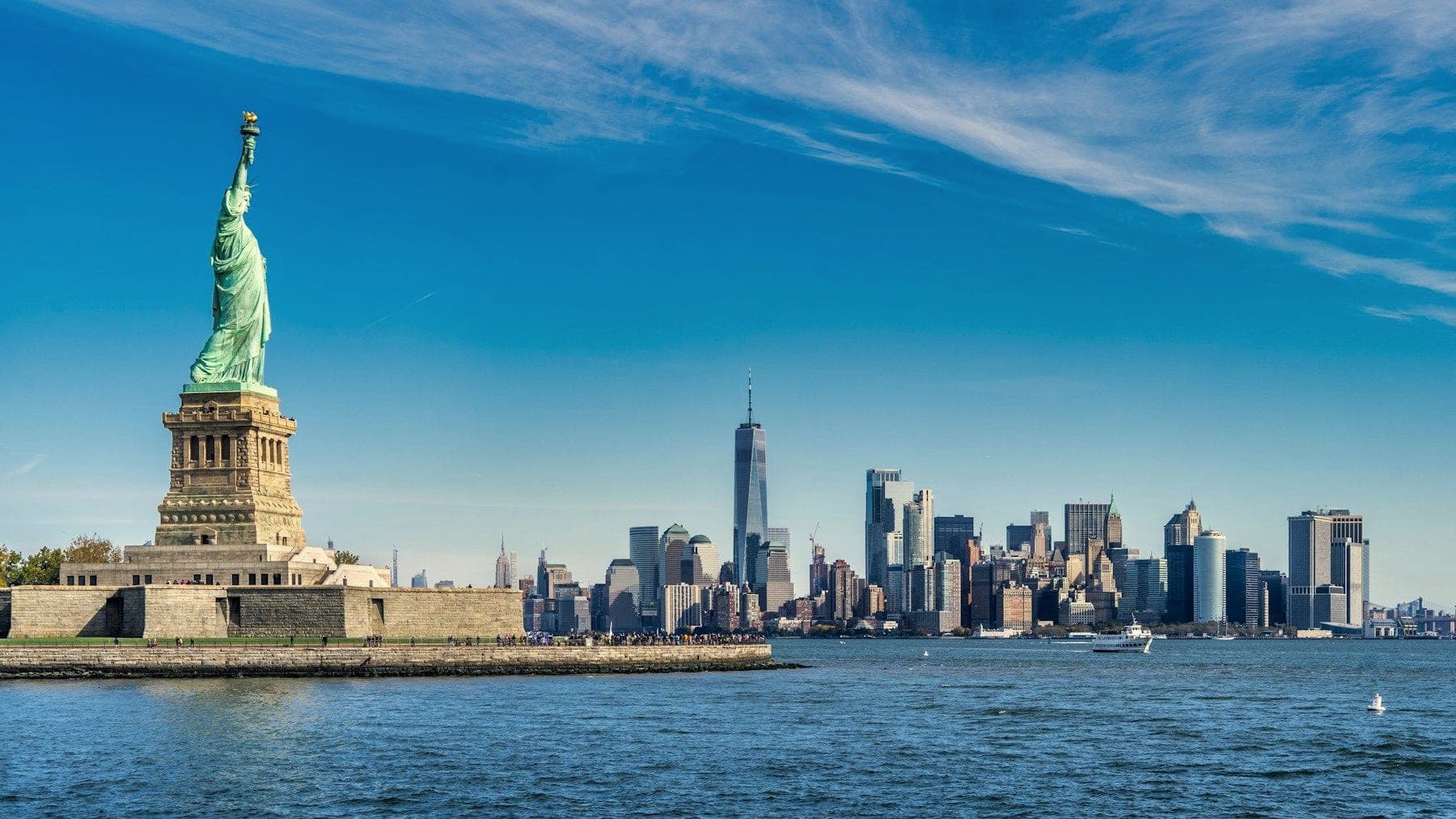 La Estatua de la Libertad frente al horizonte de Manhattan, en Nueva York